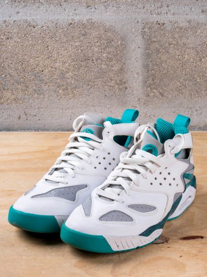 null NIKE AIR TECH CHALLENGE HUARACHE

White turbo Green

(630957-101)

US 8 / EU...