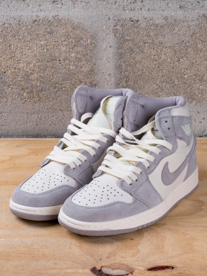 null JORDAN 1

RETRO HIGH Pale Ivory (2018-2019)

(AH7389-101)

US 8 / EU 41

(Très...