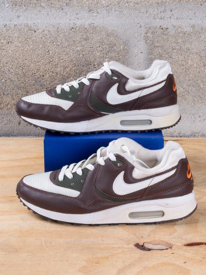 null NIKE AIR MAX LIGHT

Essential White Wolf Grey Obsidian

(631722-004)

US 8 /...