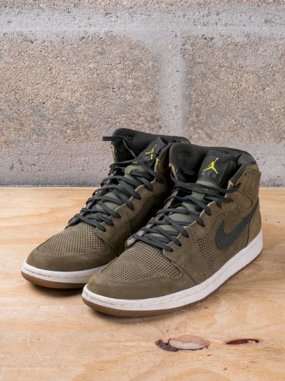 null JORDAN 1

RETRO HIGH Urban Haze

(332134-331)

US 8 / EU 41

(Bon état)