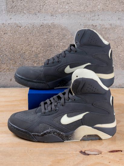 null NIKE AIR FORCE 180

MID Glow in the Dark (2012)

(537330-001)

US 8,5 / EU 42

(Très...