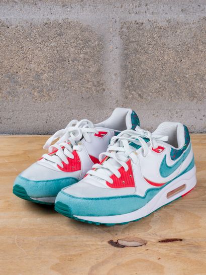 null NIKE AIR MAX LIGHT

White Radiant Emerald Hot Red (W)

(354051-131)

US 9,5...