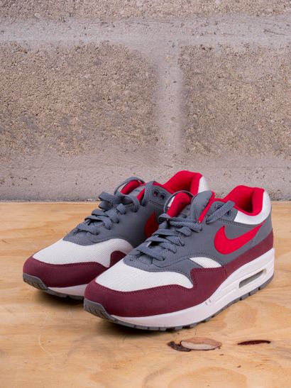 null NIKE AIR MAX 1

White University Red Cool Grey

(AH8145-100)

US 7,5 / EU 40,5

(Très...