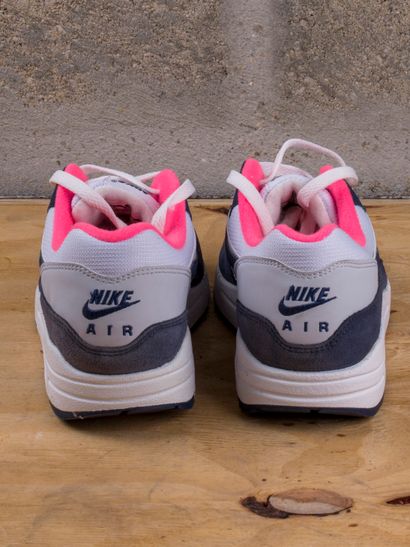 null NIKE AIR MAX 1

Pure Platinum Midnight Navy Racer Pink (W)

(319986-116)

US...