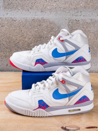 null NIKE AIR TECH CHALLENGE 2

Pixel Court

(667444-146)

US 8,5 / EU 42

(Bon ...