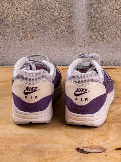 null NIKE AIR MAX 1

Wine Anthracite Neutral Grey White (W)

(319986-602)

US 10...