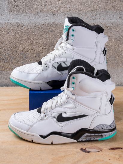 null NIKE AIR COMMAND FORCE

HIGH Hyper Jade (2014)

(684715-102)

US 8 / EU 41

(Bon...