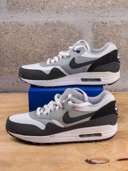 null NIKE AIR MAX 1

Essential White Anthracite Wolf

(537383-100)

US 8 / EU 41

(Good...