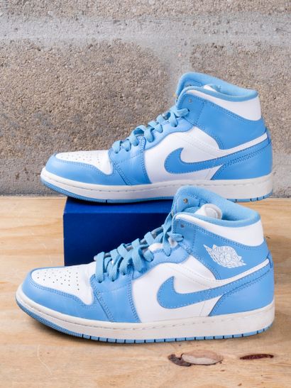 null JORDAN 1

RETRO MID UNC (2012)

(554724-106)

US 7,5 / EU 40,5

(Bon état)