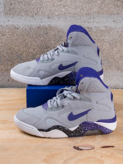 null NIKE AIR FORCE 180

MID Wolf Grey Court Purple (2012)

(537330-050)

US 8 /...