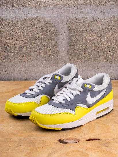NIKE AIR MAX 1 
Essential Cool Grey Yellow...