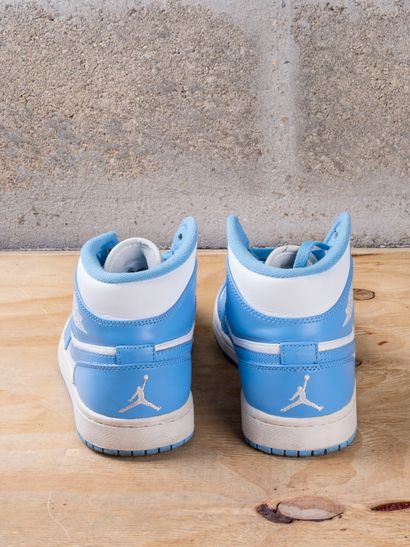 null JORDAN 1

RETRO MID UNC (2012)

(554724-106)

US 7,5 / EU 40,5

(Bon état)