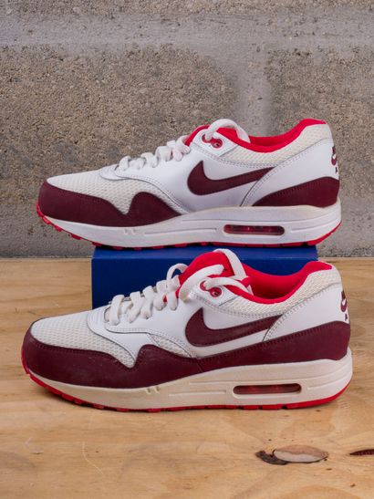 null NIKE AIR MAX 1

Essential White Action Red (W)

(599820-110)

US 9,5 F / EU...