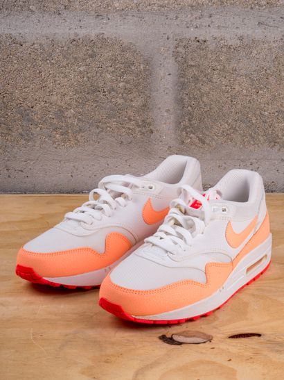 NIKE AIR MAX 1

Essential Sunset Glow (W)

(599820-114)

US...