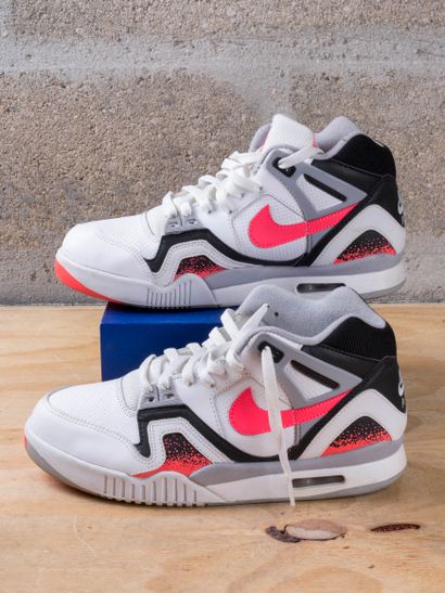 null NIKE AIR TECH CHALLENGE 2

Hot Lava (2015)

(318408-104)

US 8 / EU 41

(Bon...