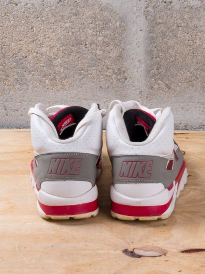 null NIKE AIR TRAINER SC HIGH

White Varsity Red Black

(302346-107)

US 8,5 / EU...