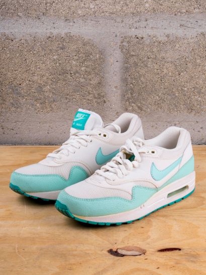 null NIKE AIR MAX 1

Light Retro (W)

(599820-113)

US 9,5F / EU 41

(Bon état)