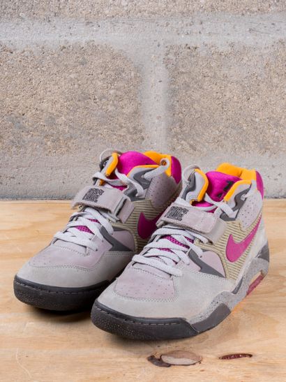 null NIKE AIR FORCE 180

Pearl Grey Rave Pink (2006)

(313555-061)

US 8 / EU 41

(Good...