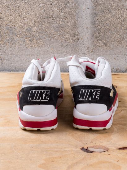 null NIKE AIR TRAINER SC HIGH

White Neutral Grey Varsity Red

(302346-100)

US 8,5...