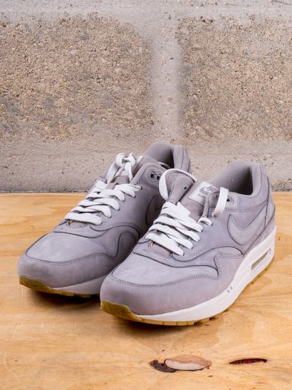 null NIKE AIR MAX 1

Grey Gum

(705282-005)

US 8 / EU 41

(Bon état)