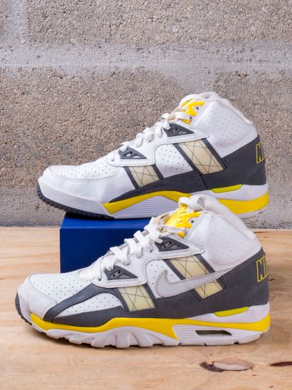 null NIKE AIR TRAINER SC HIGH

White Grey Lemon

(302346-109)

US 8 / EU 41

(Very...