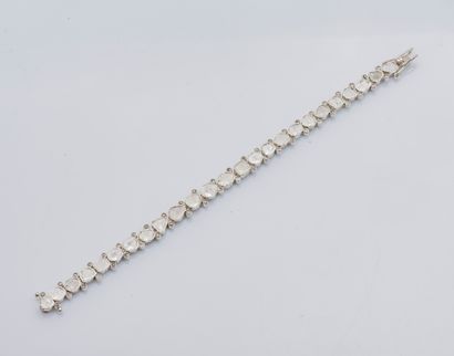 null Bracelet line silver (925 thousandths) forming a row of diamonds Polki in closed...