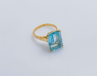 null Yellow gold ring 18 carats (750 thousandths) set with a rectangular aquamarine...