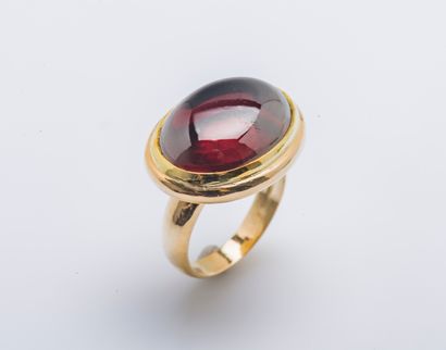 null Yellow gold ring 18 carats (750 thousandths) decorated with a cabochon of garnet...