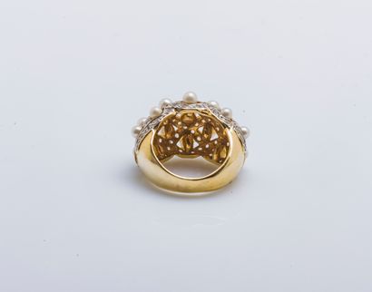 null Yellow gold and white gold ring 18 carats (750 thousandths) drawing a trellis...