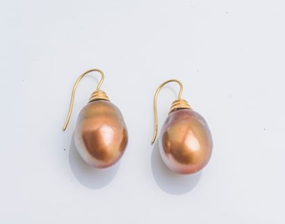 null Pair of gold-plated metal earrings each set with a drop cultured pearl tinted...