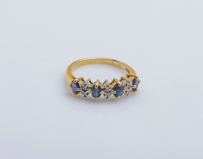 null Ring garter in yellow gold 18 carats (750 thousandths) decorated with oval sapphires...