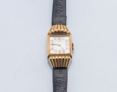 LIP vers 1935. 
Montre bracelet de dame, le boitier rectangulaire en or jaune 18...