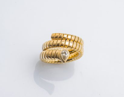 BULGARI 18K (750 ‰) yellow gold snake ring forming a double-round tubogas set with...