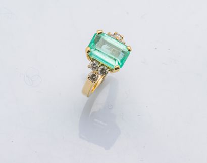 null Ring in 18K yellow gold (750 thousandths) set with a rectangular emerald of...