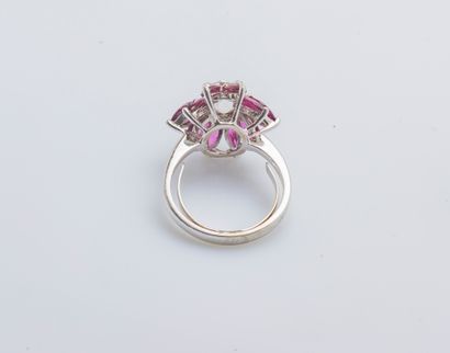 null Flower ring in white gold 18 carats (750 thousandths) set with a cushion diamond...