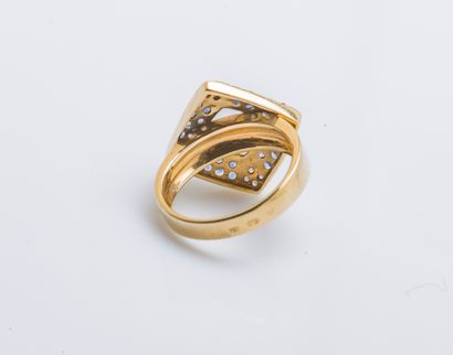 null Ring in yellow gold 18 carats (750 thousandths) the bezel drawing a diamond...