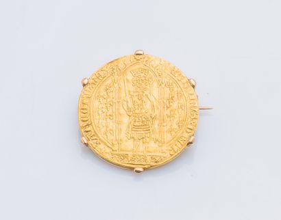 null Broche en or jaune 18 carats (750 millièmes) sertie d'une pièce Charles V (1364-1380)...