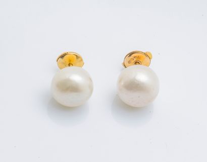 null Paire de boutons d'oreilles en or jaune 18 carats (750 millièmes) serti chacun...