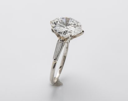 null Bague solitaire en or gris 18 carats (750 millièmes) sertie d'un diamant taillé...