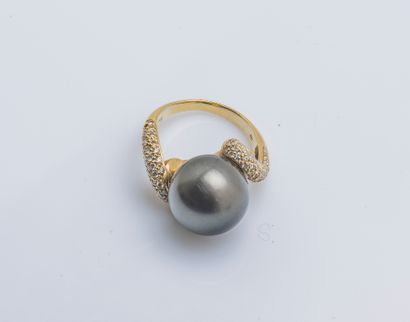 null Bague en or jaune 14 carats (585 millièmes) sertie d'une perle de culture gris...