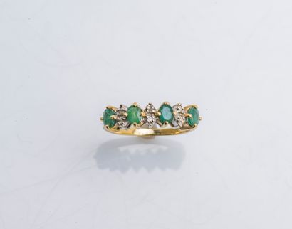 null Ring garter in yellow gold 18 carats (750 thousandths) decorated with oval emeralds...