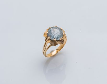 null Flower ring in yellow gold 18 carats (750 thousandths) set with an oval aquamarine...