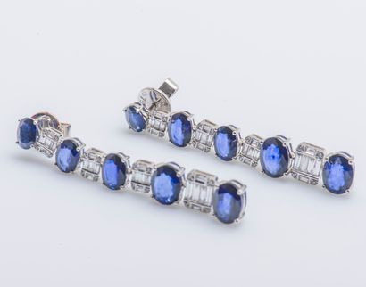 null Pair of 18K (750 ‰) white gold earrings adorned with five falling oval sapphires...