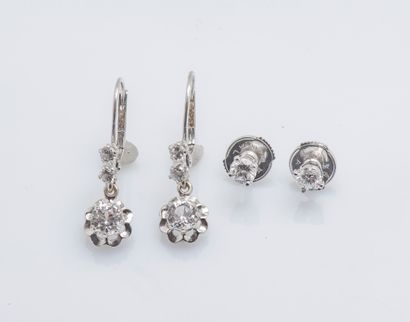 null 
Pair of earrings in 18K white gold (750 thousandths) each set with a brilliant-cut...
