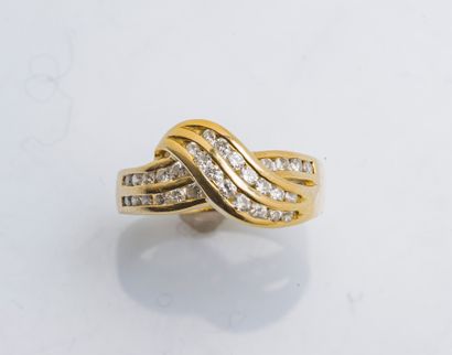 null Ring band drawing a knot in yellow gold 18 carats (750 thousandths) decorated...