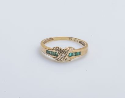null 18K yellow gold ring (750 ‰) adorned with a entrelac set with three small brilliant-cut...