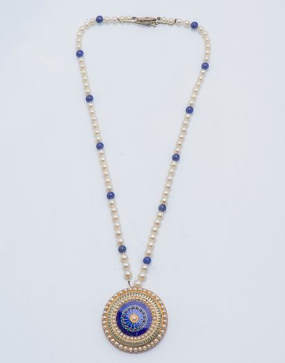 
Necklace formed of a row of pearls of cultured...