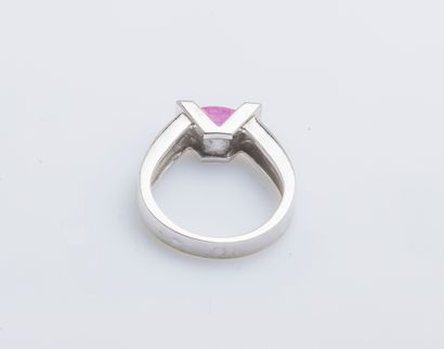 null Ring in 18K white gold (750 thousandths) set with an oval pink sapphire in a...