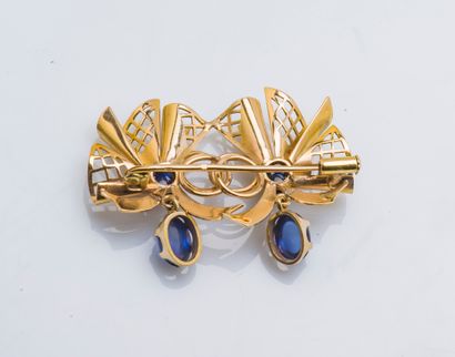 null Brooch drapery in yellow gold 18 carats (750 thousandths) drawing two knots...