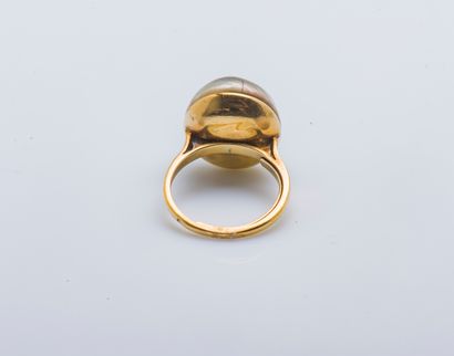 null Bague en or jaune 18 carats (750 millièmes) sertie d'une perle de culture mabée...